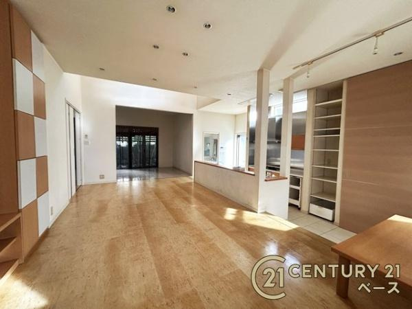 生駒市東菜畑２丁目　一戸建の居間・リビング|■現地撮影写真■ご家族でくつろいでいただける広々したＬＤＫ約２４.５帖！