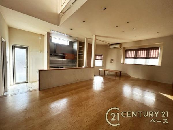 生駒市東菜畑２丁目　一戸建の居間・リビング|■現地撮影写真■大きな窓から柔らかい光が射し込みます。