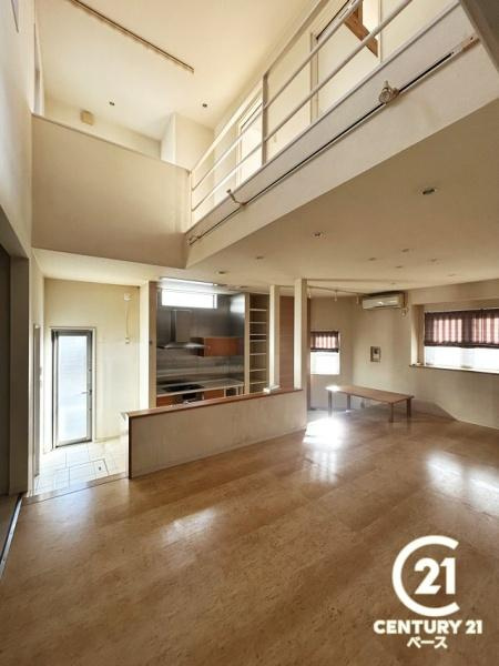 生駒市東菜畑２丁目　一戸建の居間・リビング|■現地撮影写真■吹き抜けリビングとなっており居心地の良い空間が広がります！