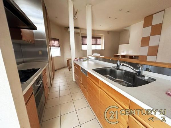 生駒市東菜畑２丁目　一戸建のキッチン|■現地撮影写真■収納力と使いやすさを追求したシステムキッチンです！