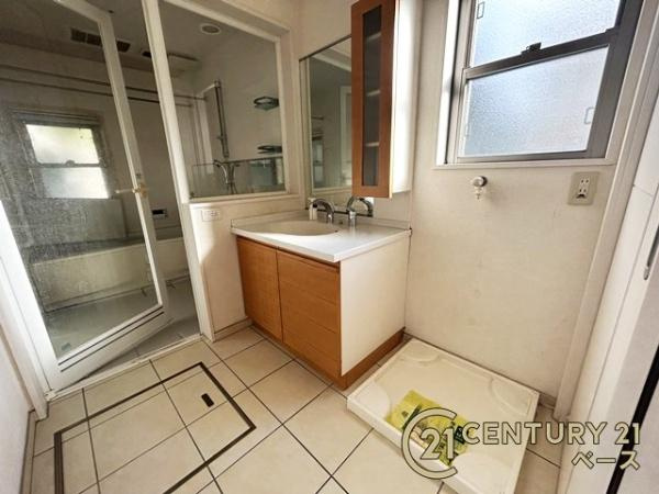 生駒市東菜畑２丁目　一戸建の独立洗面台|■現地撮影写真■広々とした洗面スペースです！