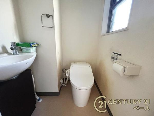 生駒市東菜畑２丁目　一戸建のトイレ|■現地撮影写真■清潔感ある綺麗なお手洗い！コンパクトな手洗い場も設置されております！