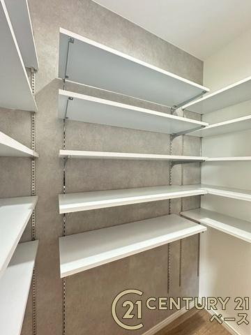 大和郡山市泉原町 ／新築一戸建の収納|■現地撮影写真■キッチン横にはパントリー収納を完備！