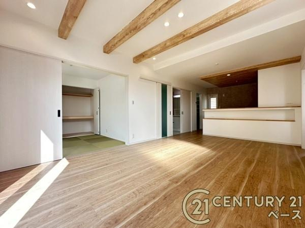 大和郡山市泉原町 ／新築一戸建の居間・リビング|■現地撮影写真■ご家族でくつろいでいただける広々したリビング！天井の見せ梁・アクセントクロスがおしゃれな空間を演出します！