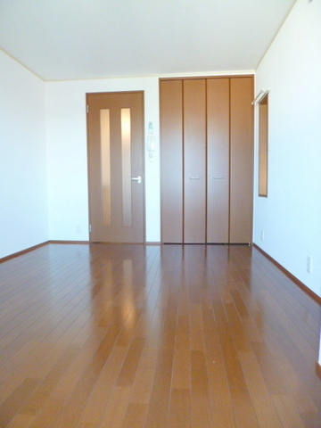 クレセントハウスの洋室|★明るい角部屋★