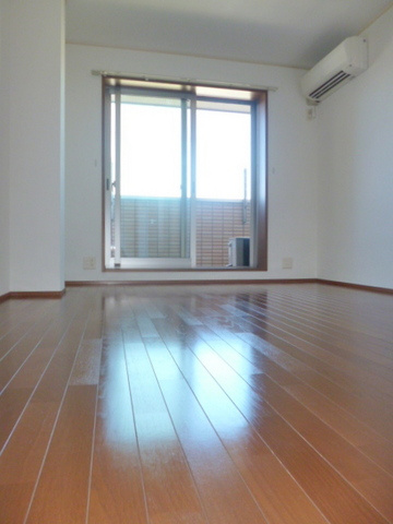 クレセントハウスの洋室|★キレイなフローリングのお部屋です★