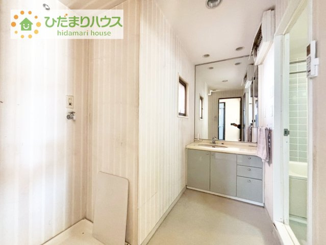 【独立洗面台】 | ウッドパーク四季の丘ウエスト | ゆったりとした洗面所には物入れを完備！タオルや洗剤をしまえます(^^)/