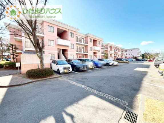 【外観】 | ウッドパーク四季の丘ウエスト | 駐車場内も広々していて入庫時の駐車も楽ちんです♪