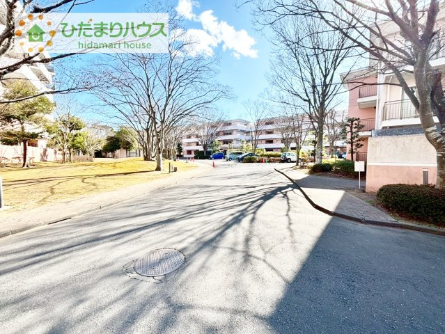 【その他】 | ウッドパーク四季の丘ウエスト | 敷地内も緑が多くストレスフリーの大きな前面道路です♪