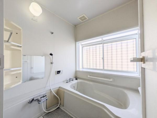 王ノ瀬一丁目　中古の浴室|大きな窓から採光が確保され明るいバス空間です。清潔感のあるカラーでまとめられています。収納棚も設置されておりスッキリとした印象を与えます。ゆとりのある浴槽が魅力的です。