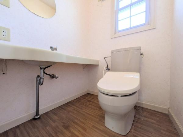 王ノ瀬一丁目　中古のトイレ|窓から自然光が差し込む明るい空間です。木目調の床で落ち着いた印象が感じられます。広々とした洗面台も備わっており使い勝手の良さが特徴です。清潔感がありシンプルな内装が魅力です。