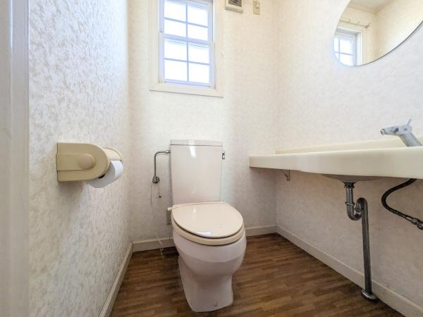 王ノ瀬一丁目　中古のトイレ|窓付きで明るいトイレ空間です。手洗いスペースが広く使い勝手の良い設計です。壁や床がシンプルなデザインで清潔感があります。設備が整っており快適に利用できます。