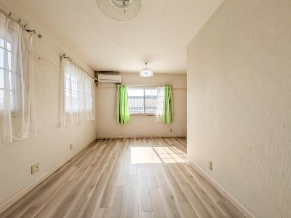 王ノ瀬一丁目　中古の洋室|明るい日差しが差し込む洋室です。落ち着いた色合いの床が広がりを感じさせます。窓が複数あり室内の通風も良好です。エアコンが設置されているため快適な環境が整っています。