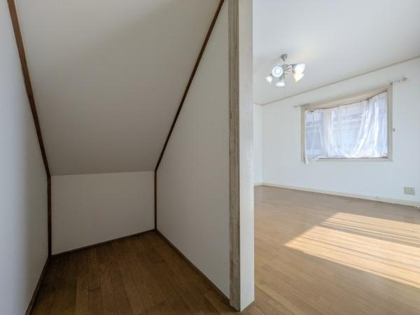 王ノ瀬一丁目　中古の収納|階段下のスペースを活用した収納が設けられています。床や壁がしっかりと整えられ室内との一体感も感じられます。自然光が差し込む明るいリビングと隣接しているため利便性も良好です。広さも十分確保されています。