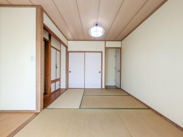 王ノ瀬一丁目　中古の和室|落ち着いた色合いの和室が広がります。障子やふすまのデザインも特徴的です。ゆったりとした畳スペースが魅力です。天井の照明が空間を明るく照らします。収納部分も使いやすい配置です。