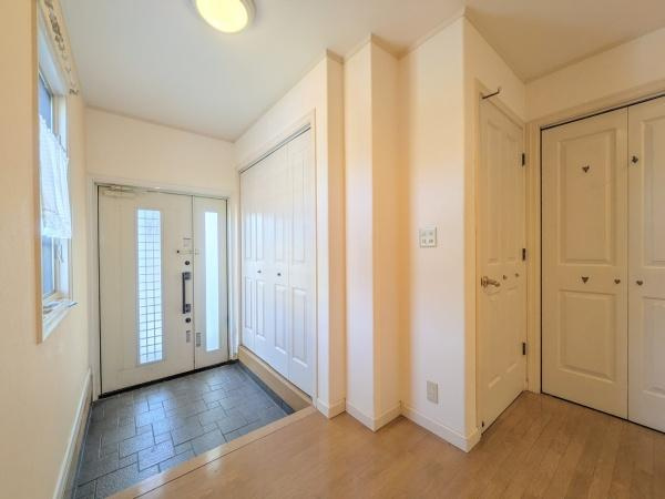 王ノ瀬一丁目　中古の玄関|玄関は明るい雰囲気でタイル張りの床が清潔感を演出しています。広めのスペースと複数の収納扉が特徴的です。窓から自然光が入り開放感を感じられます。すっきりとしたデザインが印象的です。