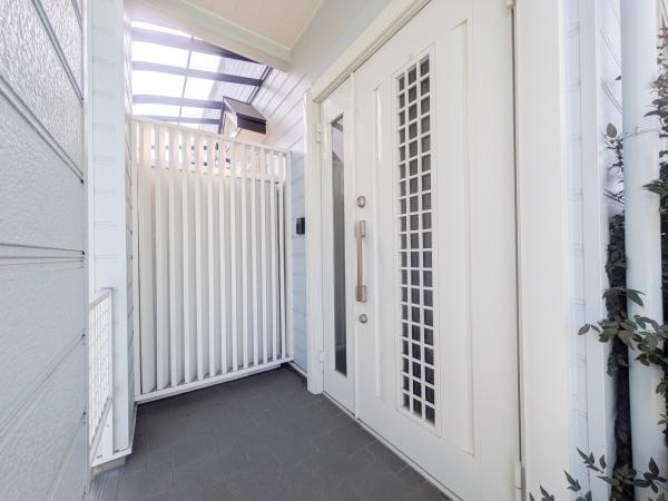 王ノ瀬一丁目　中古の玄関|玄関扉のデザインが印象的で外観にアクセントを加えています。明るい色合いが全体を爽やかに演出しています。屋根付きのアプローチが天候に左右されにくく便利です。