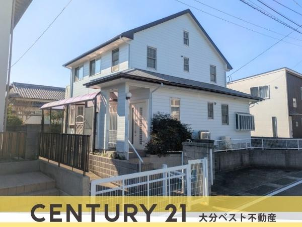 王ノ瀬一丁目　中古の外観|青空に映える、木造2階建てのかわいいお家です。お庭広々、日当たり良好の4SLDK！