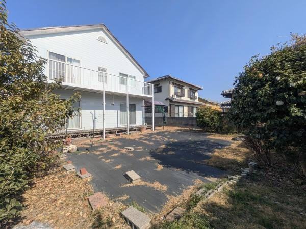 王ノ瀬一丁目　中古の庭|日当たりの良い庭が広がりゆとりある空間を感じていただけます。フェンスで囲まれているためプライベート感を保てます。隣家との距離も確保され開放感があります。緑が映える自然な印象の庭です。