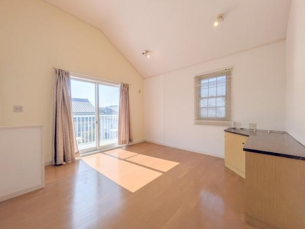 王ノ瀬一丁目　中古の洋室|天井が高く開放感のある洋室です。大きな窓から明るい日差しがしっかり入ります。木目調の床が落ち着いた雰囲気を演出しています。バルコニーへのアクセスも可能です。シンプルな造りで使いやすい空間です。