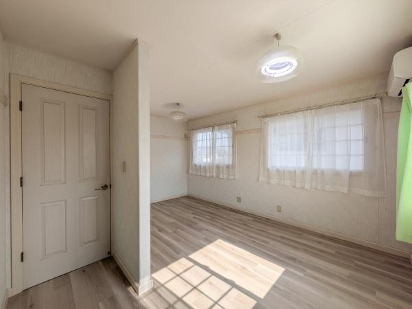 王ノ瀬一丁目　中古の洋室|明るい日差しが差し込む洋室です。二面採光で室内に自然な光が広がります。シンプルな内装ですっきりとした雰囲気を感じられます。床材の色味も落ち着いており様々なインテリアと調和しやすいです。