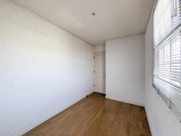 王ノ瀬一丁目　中古の洋室|シンプルな内装が特徴の洋室です。床は落ち着いた色味のフローリングになっております。壁はホワイト系で明るい雰囲気を演出します。窓からの自然光が室内にしっかり届く空間です。