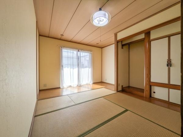 王ノ瀬一丁目　中古の和室|落ち着いた色合いの畳と木目の天井が調和した和室です。押入れ収納がしっかり確保されています。大きな窓から自然光が入り明るい空間です。ゆったりとした広さで使い勝手も良好です。