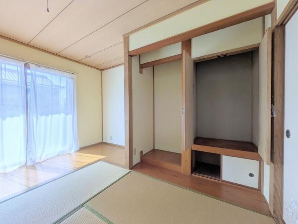 王ノ瀬一丁目　中古の和室|明るい陽射しが差し込む和室です。畳の風合いが落ち着いた雰囲気を演出しています。収納スペースも備わっています。ゆったりとした空間が広がっています。シンプルな設えで暮らしやすい印象です。