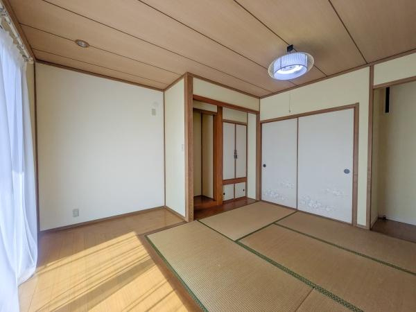王ノ瀬一丁目　中古の和室|明るい日差しが差し込む和室です。伝統的な畳が落ち着いた雰囲気を演出しています。押入れや床の間が備わっており収納もしやすい空間です。シンプルな内装なのでさまざまな用途に対応できます。
