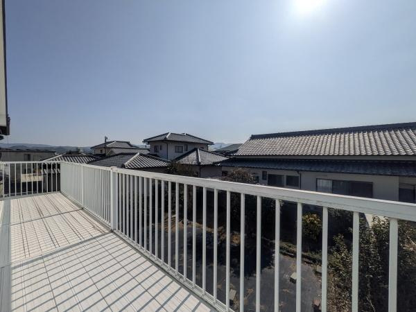 王ノ瀬一丁目　中古のバルコニー|開放感のあるバルコニーが特徴です。陽当たりが良く気持ちの良い空間となっています。広々とした設計で自由度が高いバルコニーです。手すりがしっかりしていて安心感があります。
