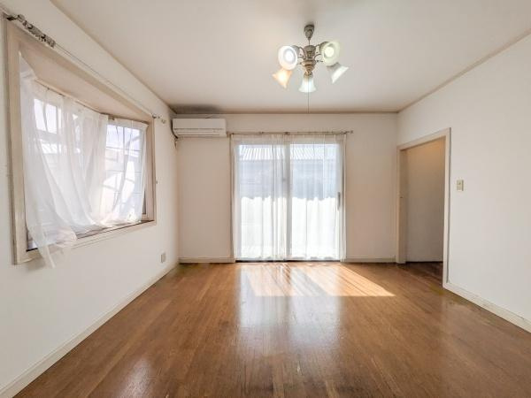 王ノ瀬一丁目　中古の居間・リビング|大きな窓から日差しが差し込み明るく開放感あるリビングです。ホワイトを基調とした内装がすっきりとした印象を与えます。天井照明やエアコンも設置済みで快適にお過ごしいただけます。