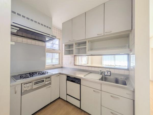 王ノ瀬一丁目　中古のキッチン|明るい光が差し込むキッチンで開放感があります。収納スペースが豊富で片付けがしやすいです。使いやすい配置のシンクとコンロで調理もスムーズに行えます。清潔感のあるデザインが特徴です。