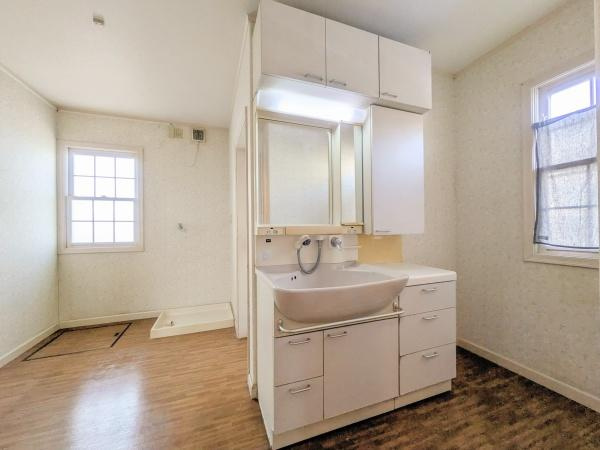 王ノ瀬一丁目　中古の独立洗面台|明るい窓から光が差し込む洗面所です。十分な収納スペースを備えた洗面台が設置されています。ナチュラルな床材が空間にやわらかな印象を与えています。手入れのしやすいシンプルなデザインが魅力です。