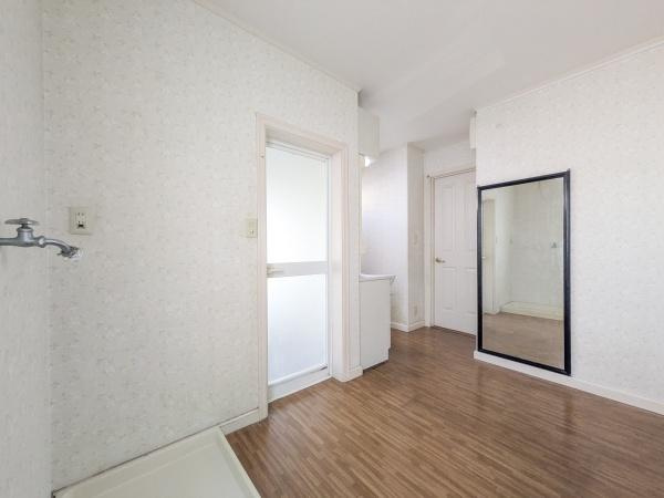 王ノ瀬一丁目　中古の独立洗面台|清潔感のある内装が印象的です。大きな鏡が設置されており空間を広く感じさせます。床はメンテナンスしやすい素材となっています。明るい雰囲気の洗面所です。