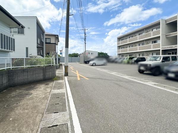 王ノ瀬一丁目　土地の前面道路含む現地写真