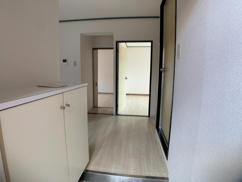 橋本市野の賃貸マンションの玄関