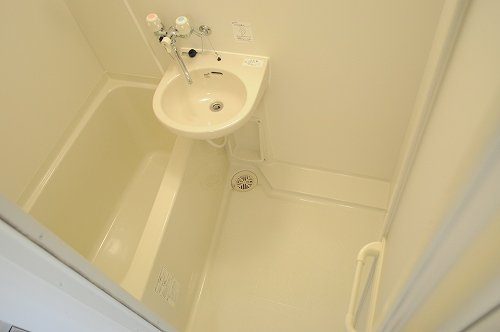 神戸市灘区畑原通２丁目のアパートの玄関|浴室乾燥機付きのお風呂