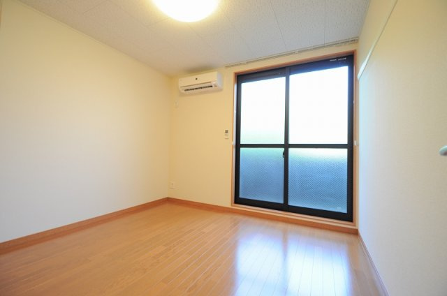 神戸市灘区赤松町１丁目のアパートの居間・リビング