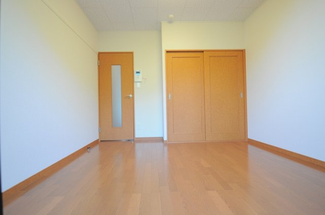 神戸市灘区赤松町１丁目のアパートの居間・リビング