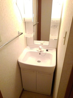 【洗面所】 | クレストールつつじが丘Ｂ | 明るい洗面所です