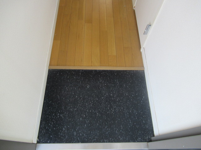 明石市魚住町西岡のアパートの玄関