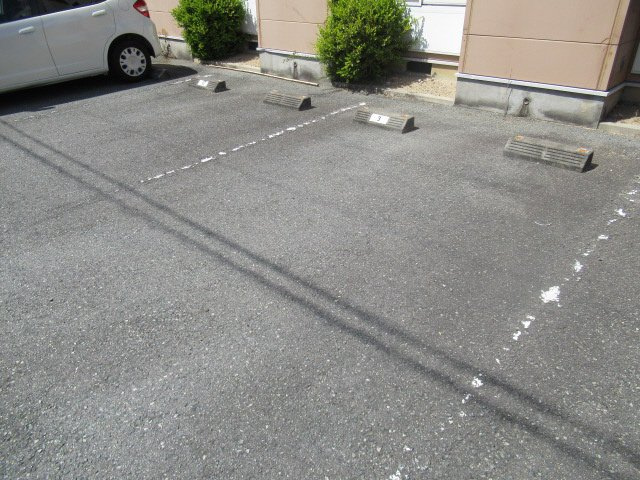 明石市魚住町西岡のアパートの駐車場