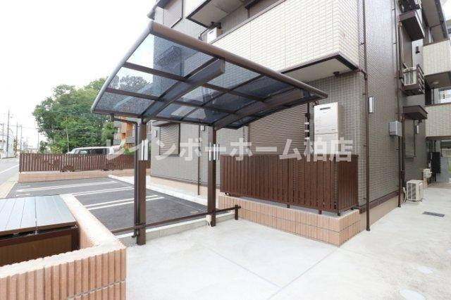 プレジール南柏の駐車場