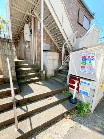 シティハイム　欅のロビー|★２階に上がる階段★