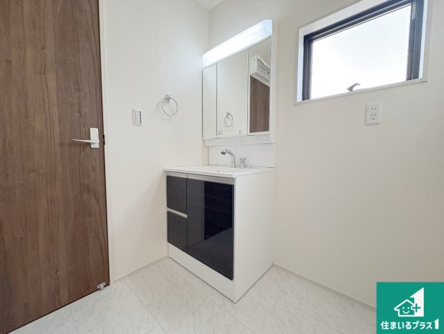 長浜市川崎町　新築一戸建ての独立洗面台|清潔感のある洗面台です。フラットな鏡は掃除がしやすく毎日清潔！鏡裏には収納があるのでスッキリとした洗面台が保てます。