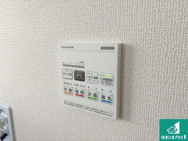 長浜市川崎町　新築一戸建ての発電・温水設備|シンプルなリビングは、観葉植物等のインテリアを楽しめますね！パパ好みにも、ママ好みにも家具次第で雰囲気を変えることができます！