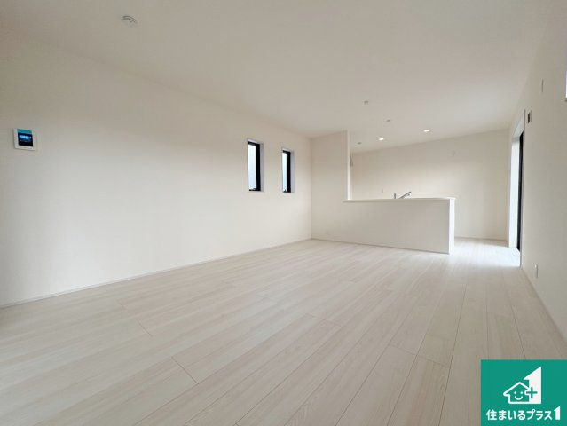 長浜市川崎町　新築一戸建ての居間・リビング|日当たり良好の明るいリビングで朝の目覚めもスッキリできそう！対面キッチンでご家族のコミュニケーションも自然と増える設計！小さなお子様が遊ぶスペースを作っても広々とくつろげるLDK！