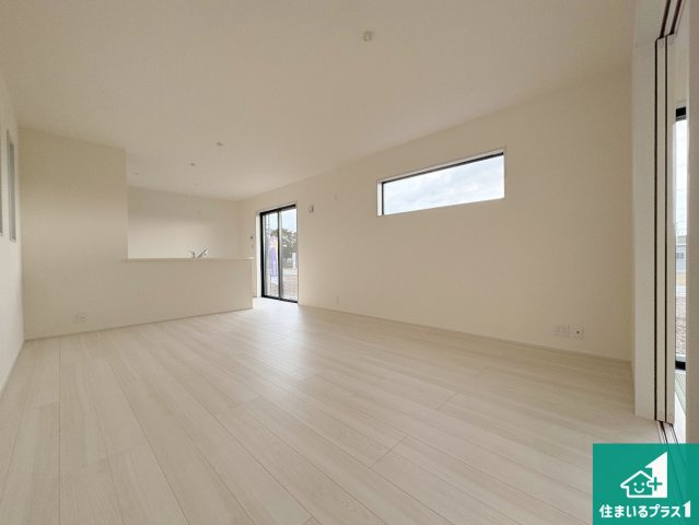 長浜市川崎町　新築一戸建ての居間・リビング|シンプルなリビングは、観葉植物等のインテリアを楽しめますね！パパ好みにも、ママ好みにも家具次第で雰囲気を変えることができます！