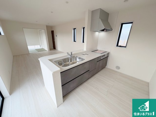 長浜市川崎町　新築一戸建てのキッチン|リビングと統一感があり、使い勝手のいいキッチン。広々としているので、二人並んで作業が出来ちゃいます。お子様と一緒に色々なお料理に挑戦できるスペースがあります。