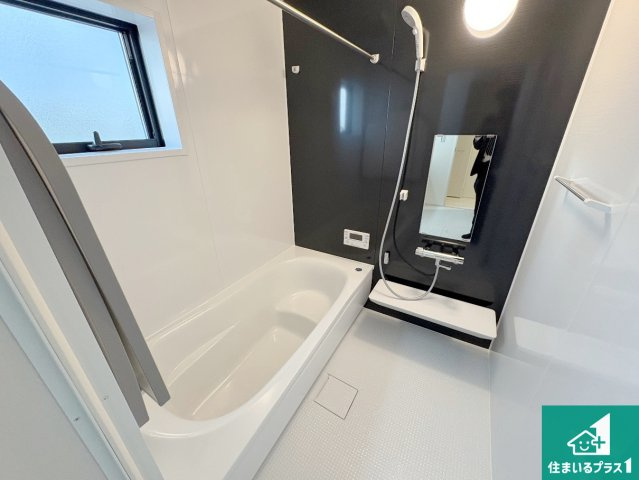 長浜市川崎町　新築一戸建ての浴室|足をゆったり伸ばして寛げる浴槽です。窓が設けられていますので差し込む光が明るく穏やかな雰囲気にしてくれます♪浴室乾燥機も設置しているので、雨の日の洗濯物も安心です♪